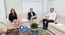 Presidente da Câmara dos Deputados faz visita institucional ao TRE-PB #PraTodosVerem: Na fotografia aparecem três pessoas sentadas em sofás tendo o presidente do TRE-...