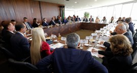 #PraTodosVerem: Na fotografia aparecem várias pessoas, reunidas em torno de uma mesa de reuniões...