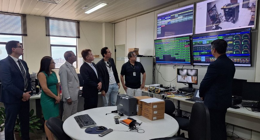 #PraTodosVerem: Na fotografia de capa aparece várias pessoas na sala de infraestrutura da STIC. ...