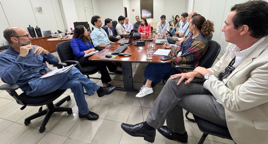 Programa Eleições 2026 discute projetos de TIC, Comunicação e Segurança Capa#PraTodosVerem: Na fotografia aparecem várias pessoas fazendo uma reunião sobre o Programa E...