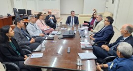#PraTodosVerem: Na fotografia aparece um grupo de pessoas numa reunião em torno de uma mesa, ten...