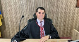 #PraTodosVerem: Na fotografia aparece O Procurador Eleitoral Marcos Queiroga sentado à mesa da c...
