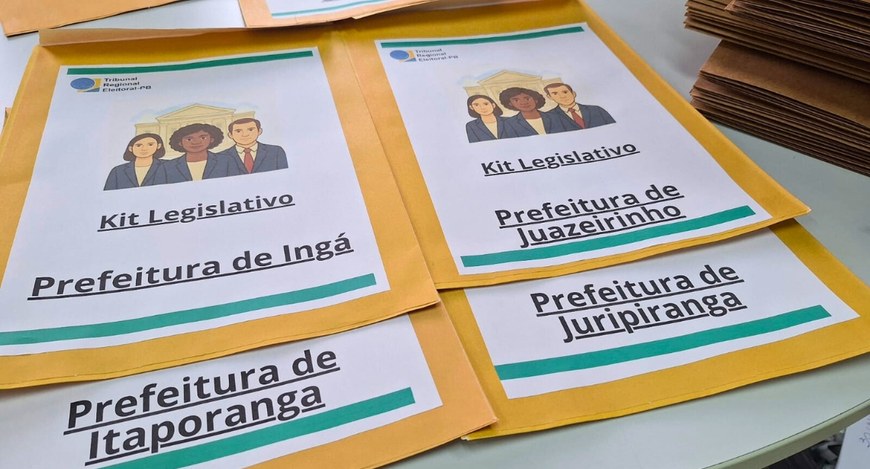 #PraTodosVerem: Na fotografia aparecem envelopes adesivados com nome kit legislativo e nomes de ...