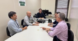 #PraTodosVerem: Na fotografia aparece várias pessoas sentadas em torno de uma mesa retangular.