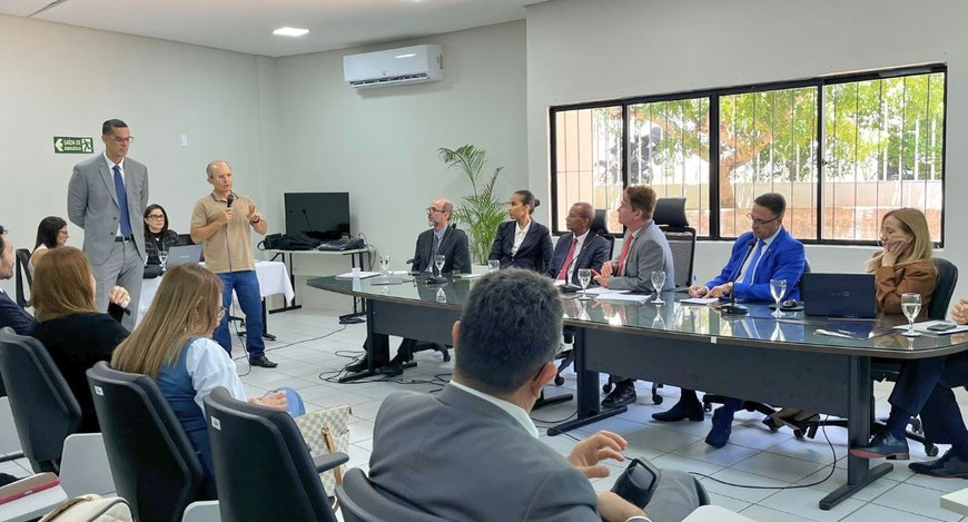 #PraTodosVerem: Na fotografia aparece um grupo de sete pessoas sentadas numa mesa retangular ten...