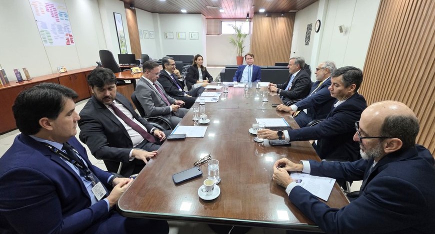 #PraTodosVerem: Na fotografia aparece um grupo de pessoas reunidas em torno de uma mesa, tendo n...
