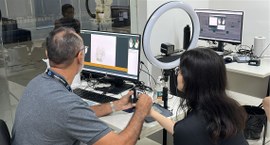 Capa#PraTodosVerem: Na fotografia aparece uma jovem eleitora realizando o cadastro da biometria,...