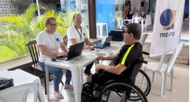 #PraTodosVerem: Na fotografia aparece dois servidores do TRE-PB atendendo um eleitor.