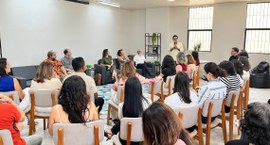 Sétima ArTRE realizou debate com elenco do filme O Agente Secreto #PraTodosVerem: Na imagem, aparecem várias pessoas reunidas em formato circular, em uma roda de ...