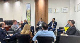 Capa#PraTodosVerem: Na fotografia aparece várias pessoas sentadas na sala da presidência do TRE-PB