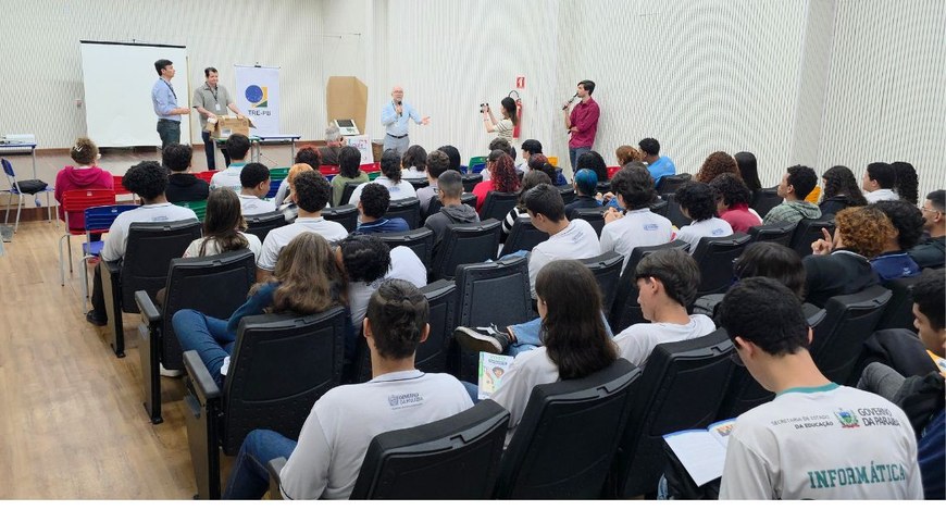 Mais de 70 alunos da Escola Técnica Estadual Juca Pontes conheceram o funcionamento interno da u...