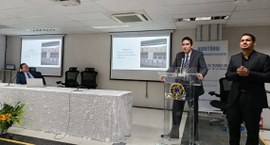 #PraTodosVerem: Na fotografia aparece três homens, sendo um discursando em público para um audit...