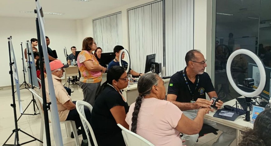 #PraTodosVerem: Na fotografia aparece vários eleitores recebendo atendimento do cadastro eleitoral,