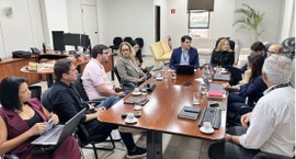 #Pratodosverem: Na fotografia aparece várias pessoas na sala da diretoria-geral em reunião com a...