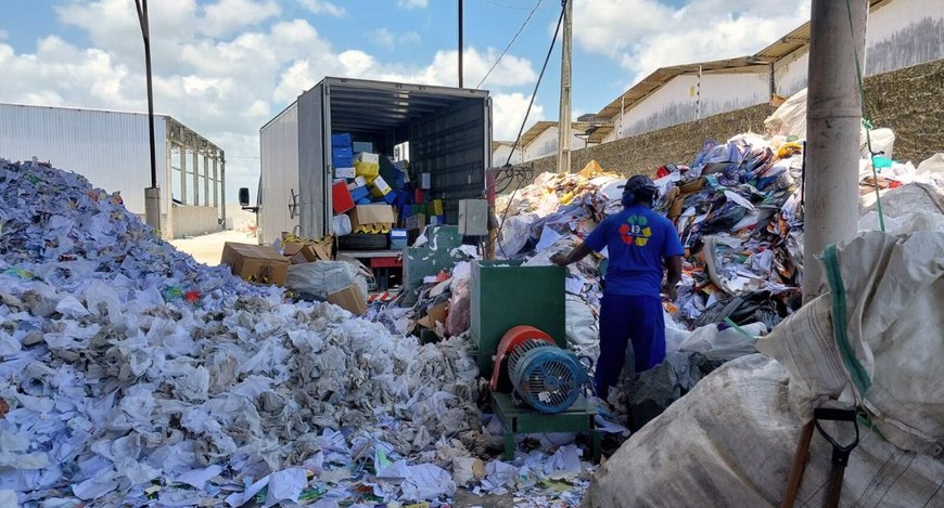 Capa#PraTodosVerem: Na fotografia mostra uma área externa de uma central de reciclagem, com gran...