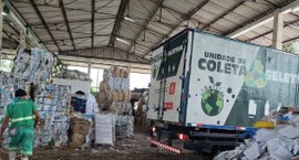 #PraTodosVerem: Na fotografia aparece o interior de um galpão de reciclagem, com grandes fardos ...