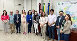 #PraTodosVerem: Na fotografia aparece um grupo de pessoas, sendo seis mulheres e seis homens, em...