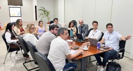 #Pratodosverem: Na fotografia aparece várias pessoas na sala da diretoria-geral em reunião com a...