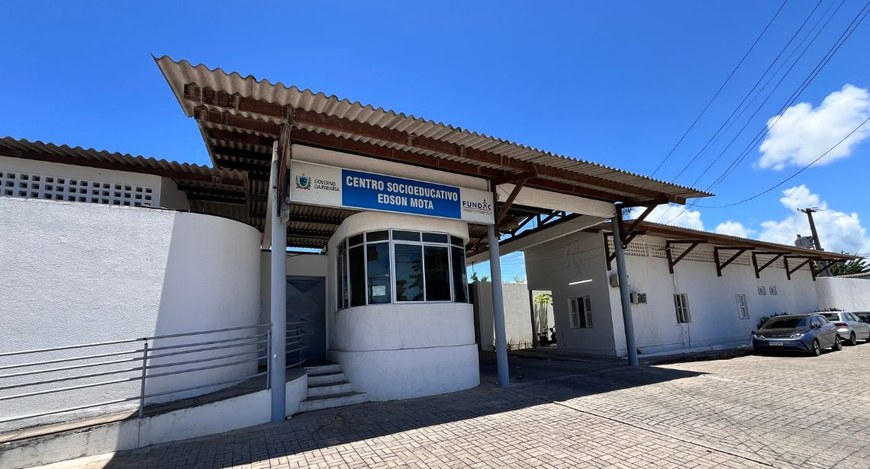 Capa#PraTodosVerem: Na fotografia aparece a fachada do Centro Socieducativo Edson Motta.