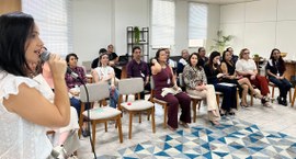 #PraTodosVerem: Na fotografia aparece uma mulher ministrando uma palestra para os servidores sob...