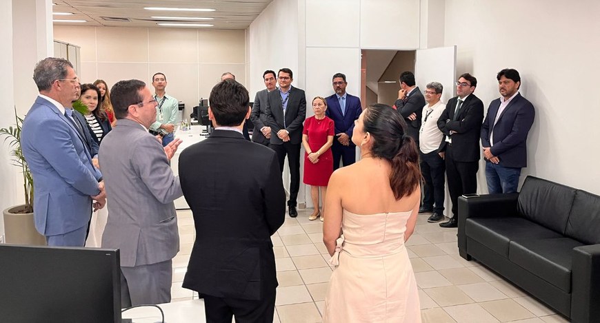 Capa#PraTodosVerem: Na fotografia aparece várias pessoas reunidas em círculo na entrega da reest...