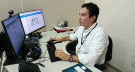 #PraTodosVerem: Na fotografia aparece um homem sentado, analisando processos que chegam a audito...