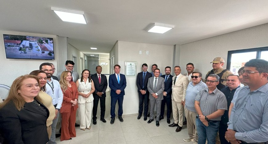 Capa#PraTodosVerem: Na fotografia aparece um grupo de pessoas, entre elas autoridades do judiciá...