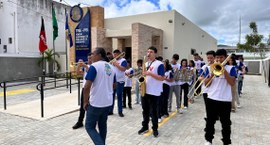 Capa# PraTodosVerem: Na fotografia aparece vários jovens tocando em uma banda marcial de escola,...