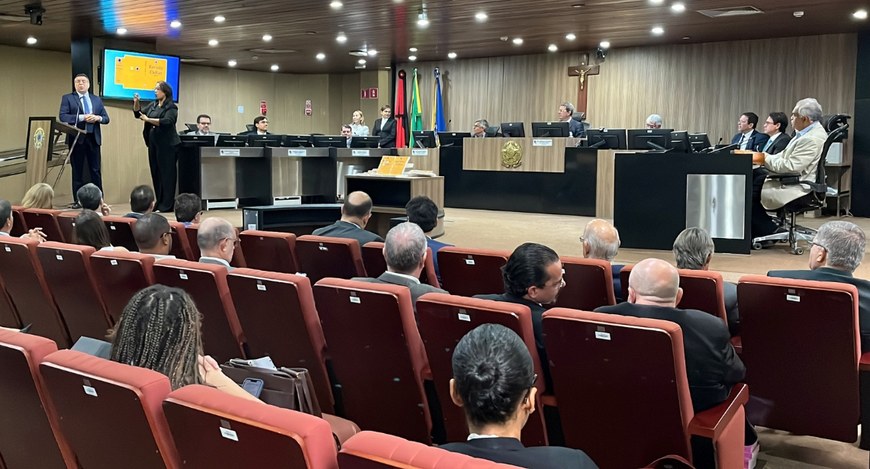 #PraTodosVerem: Na fotografia aparece um homem em traje formal gesticulando em um púlpito com um...