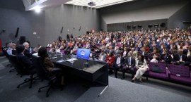 #PraTodosVerem: Na fotografia, aparece um auditório amplo e lotado durante um evento institucion...