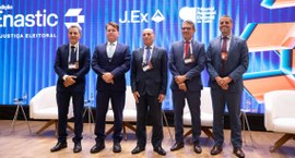 #PraTodosVerem: Na fotografia aparece cinco homens com roupas formais no auditório do ENASTIC. O...