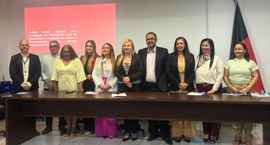 #PraTodosVerem: Na fotografia aparece um grupo de pessoas em pé por trás de uma mesa