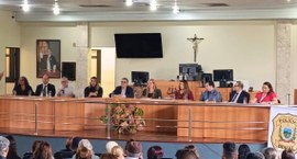 #PraTodosVerem: Na fotografia aparecem dez pessoas sentadas, palestrando para os participantes d...