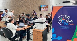 #Pratodosverem: na fotografia aparece um servidor com a camisa do PopruaJud sentado atendendo um...