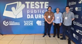 TRE-PB participa do Teste da Urna 2025 para reforçar Segurança Eleitoral #PraTodosVerem: Na fotografia aparece um banner de fundo azul com os dizeres “TESTE PÚBLICO DA U...