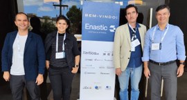 #PraTodosVerem: Na fotografia aparecem quatro homens ao lado do banner do evento.