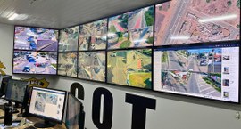 #PraTodosVerem: Na fotografia aparece uma sala de monitoramento de câmeras de segurança, com vár...