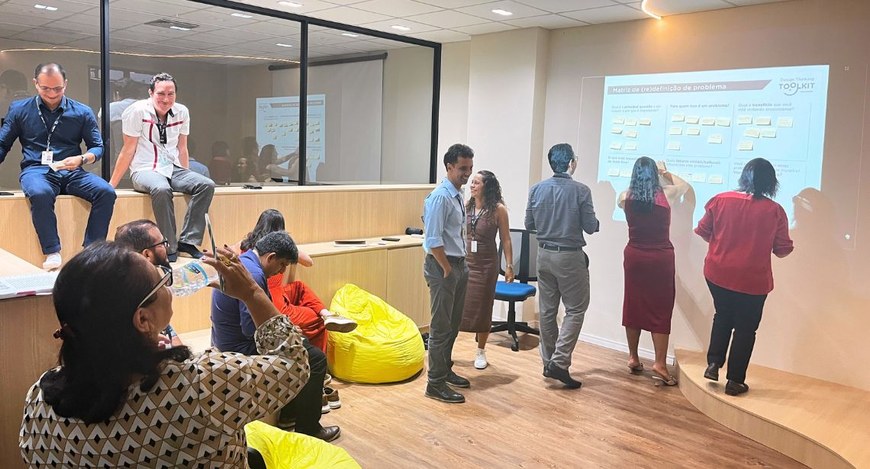 #PraTodosVerem: Na fotografia, aparecem algumas pessoas em pé, colocando suas sugestões em post-...