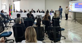 #PraTodosVerem: Na fotografia aparece várias pessoas sentadas à mesa no salão nobre do TRE-PB