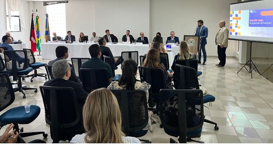 #PraTodosVerem: Na fotografia aparece várias pessoas sentadas à mesa no salão nobre do TRE-PB
