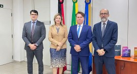 #PraTodosVerem: Na fotografia aparecem o presidente do TRE-PB, desembargador Márcio Murilo, dois...