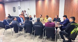 #Pratodosverem: Na fotografia aparece várias pessoas em reunião, ao redor de uma mesa retangular...