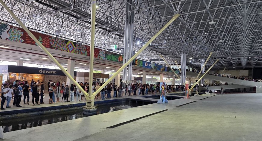 #PraTodosVerem: Na fotografia aparece a área interna do Espaço Cultural, onde pessoas estão em f...