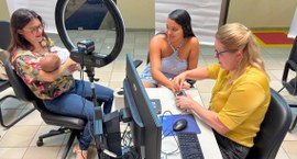#PraTodosVerem: Na fotografia aparece duas mulheres sendo atendidas com biometria por uma servid...