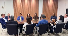 #PraTodosVerem: Na fotografia aparece um grupo de pessoas reunidas na sala da residência em torn...