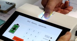 #Pratodosverem: na fotografia aparece um teclado de urna eletrônica, com uma mão