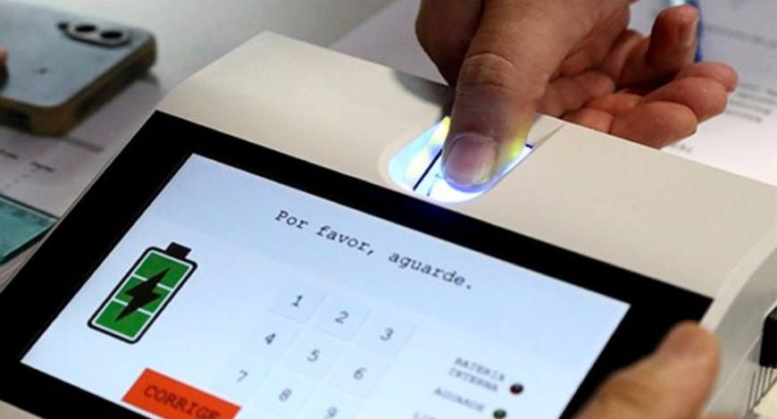 #Pratodosverem: na fotografia aparece um teclado de urna eletrônica, com uma mão