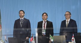 #PraTodosVerem: Na fotografia aparecem três homens em pé de terno, sendo o vice-diretor da EJE-P...