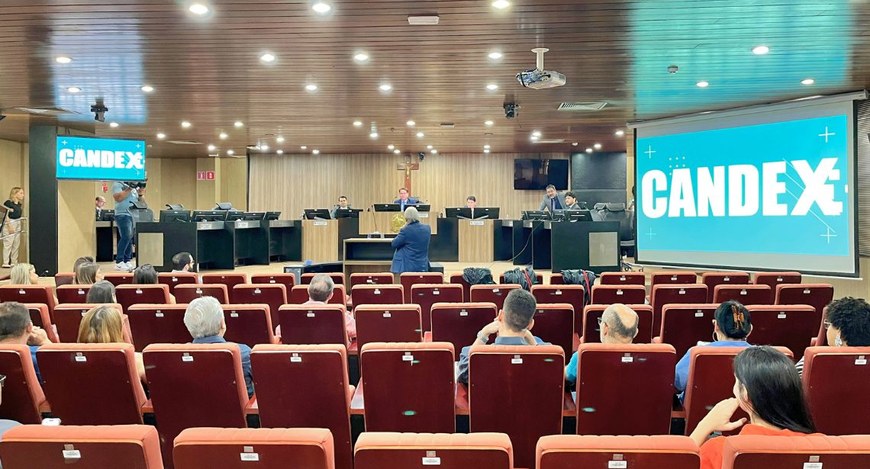 #PraTodosVerem: Na fotografia aparece o plenário da sala de sessões. Do lado direito, existe um ...