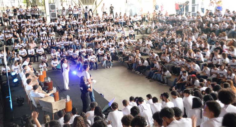 15 escolas da rede estadual de ensino participam do PoliTEENzando #PraTodosVerem: Na fotografia aparece alunos entre 15 e 17 anos da rede pública estadual no Teat...